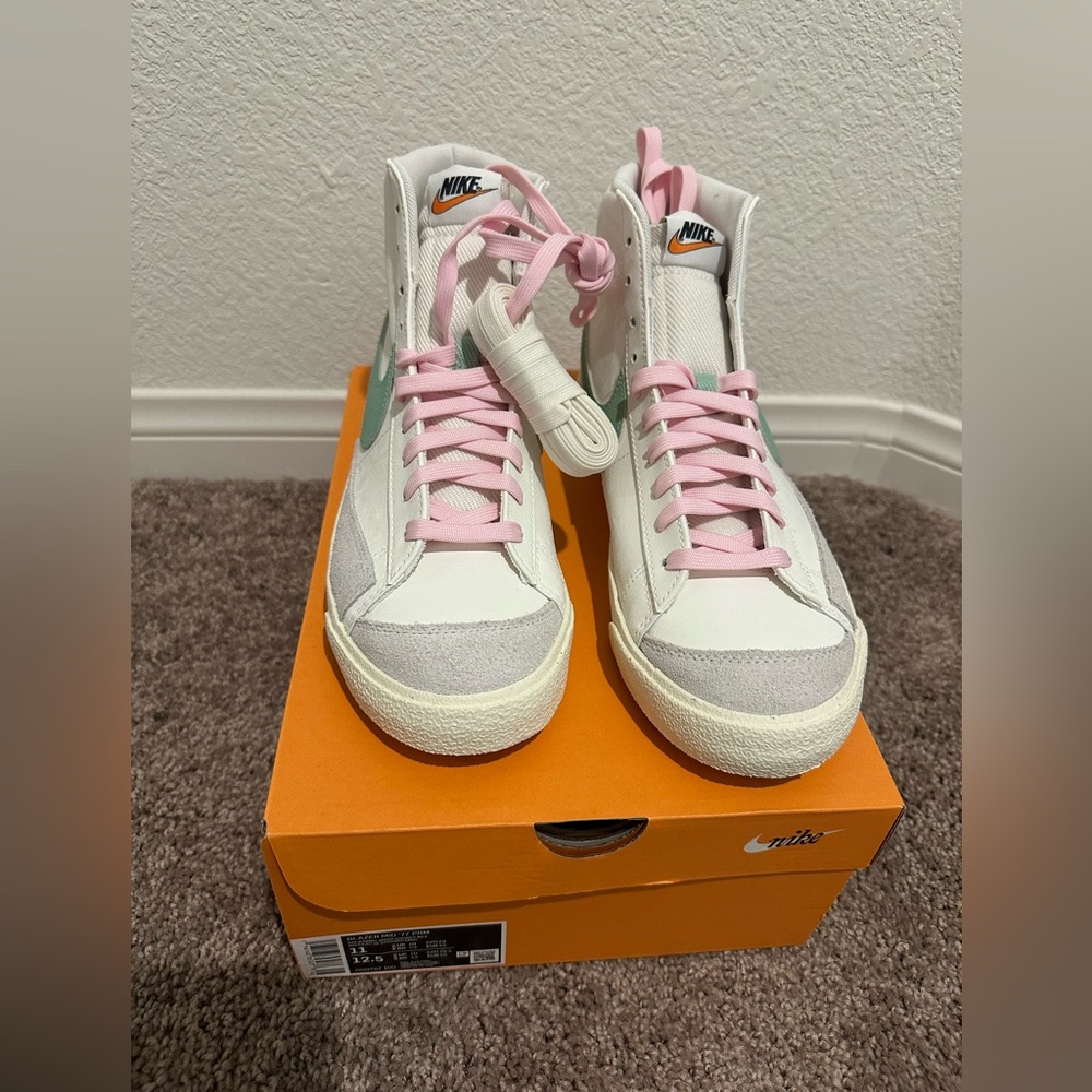 NEW - Nike Blazer Mid ‘77 PRM - Size 12.5 Women/ 11 Men